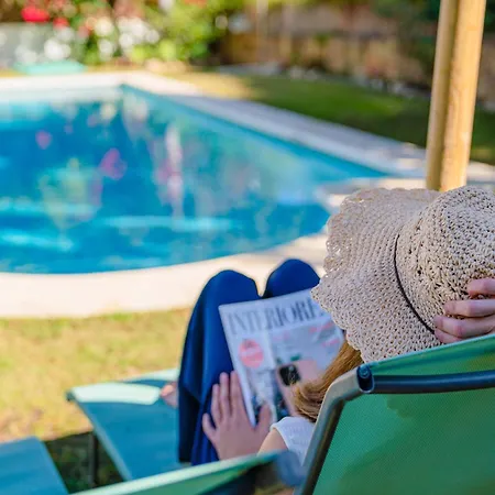 10 Luxe By Lirios Village *