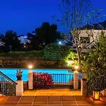 10 Luxe By Lirios Village فيلة