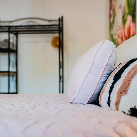 10 Luxe By Lirios Village *