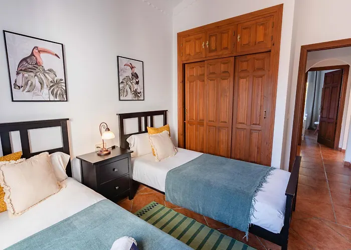 10 Luxe By Lirios Village *